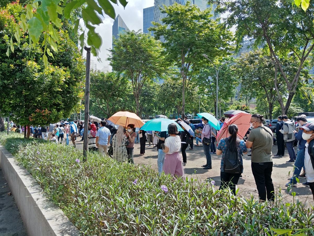 炎天下の中、ジャカルタのワクチン接種会場で並ぶインドネシアの人々